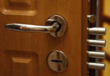 Mi a különbség biztonságos és biztonsági ajtó között?